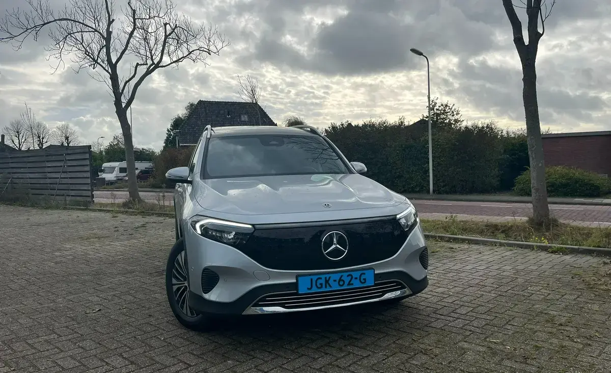 Een Mercedes personenauto bij De Roo