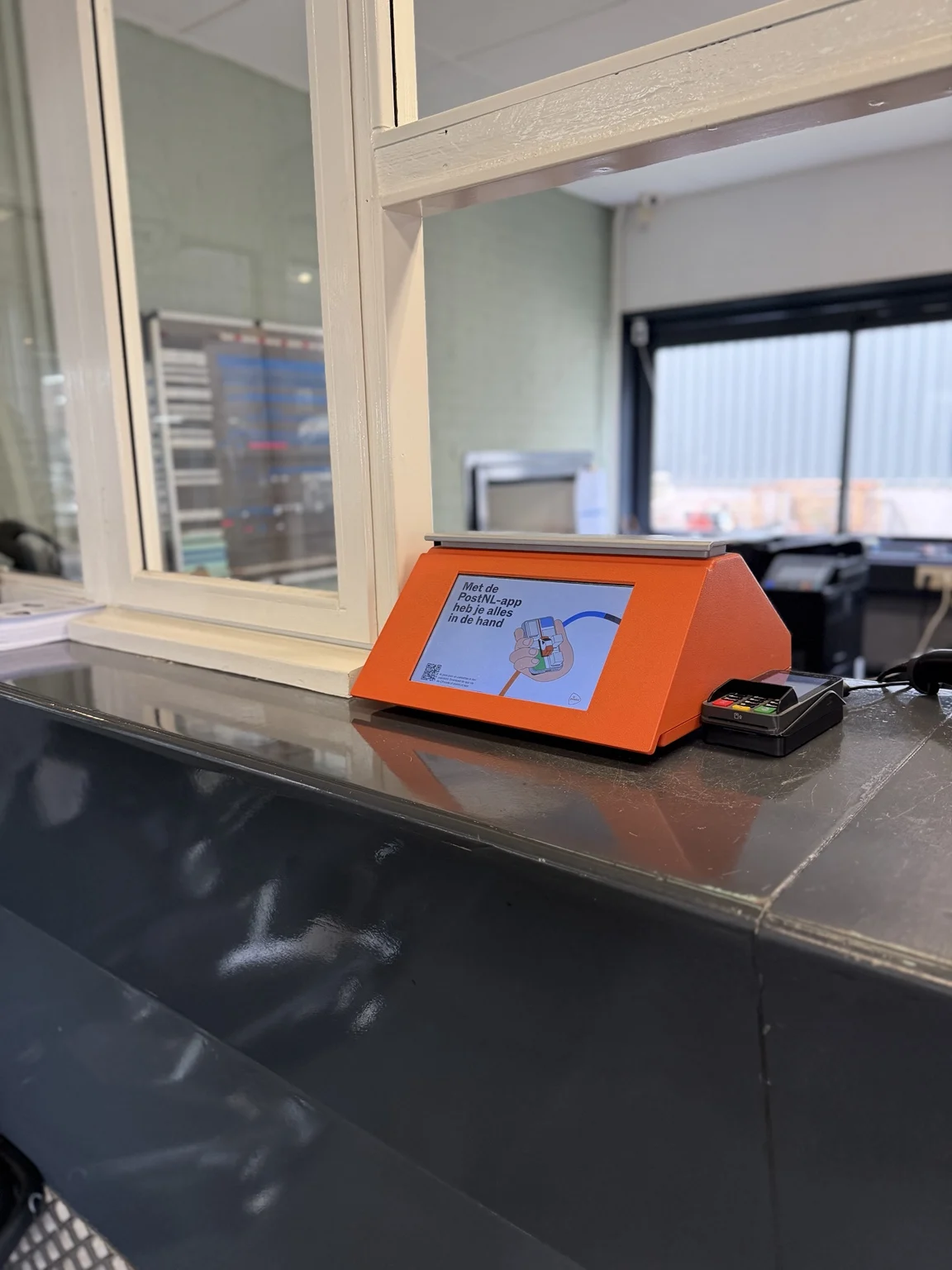 Het PostNL-punt aan de balie van De Roo