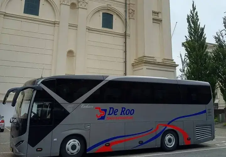 Touringcar van De Roo bij een reisbestemming