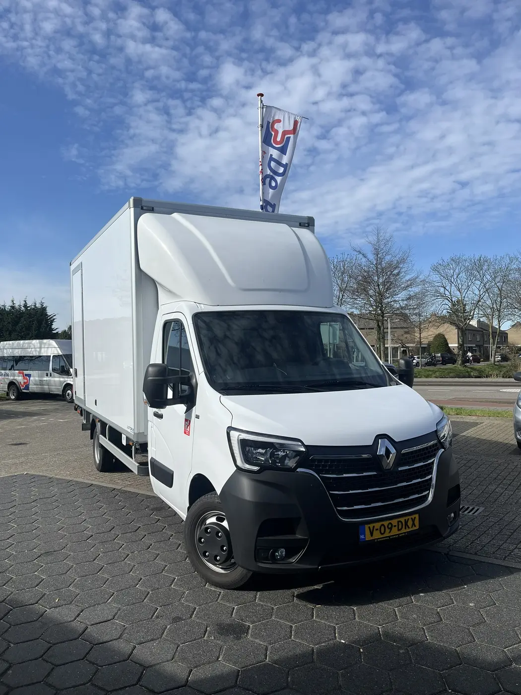 Een De Roo bakwagen op het bedrijfsterrein